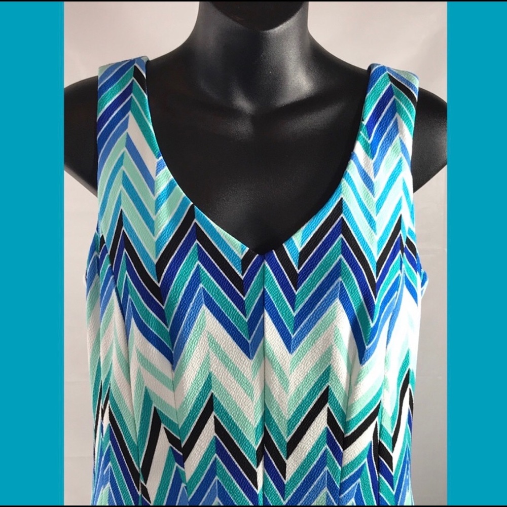 EUC Gabby Skye V-Neck Swing Dress!